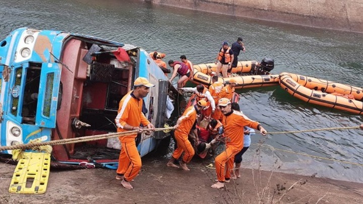 Ινδία: Τουλάχιστον 39 άνθρωποι σκοτώθηκαν όταν λεωφορείο «βούτηξε» σε κανάλι στο Μάντια Πραντές