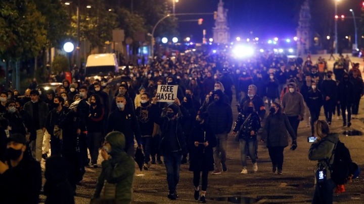 Ισπανία: Έβδομη νύχτα κινητοποιήσεων υπέρ του φυλακισμένου ράπερ Πάμπλο Χασέλ