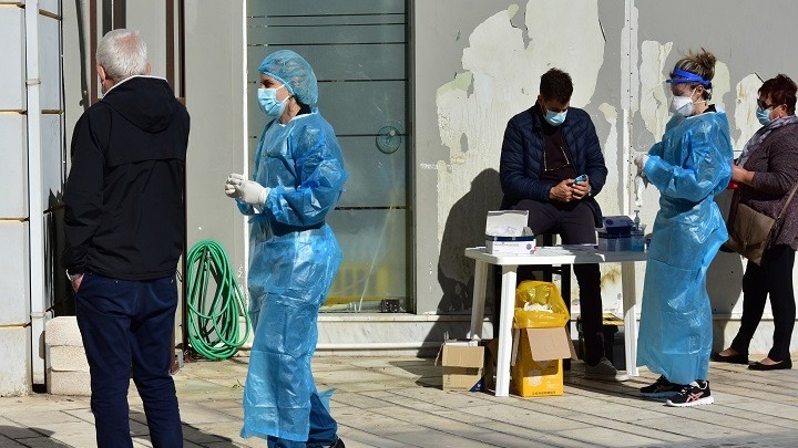 Κορονοϊός-Ελλάδα: 884 νέα κρούσματα, 326 διασωληνωμένοι, 25 θάνατοι