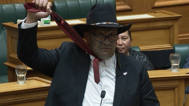 Μαορί βουλευτής αρνείται να φορέσει γραβάτα στο κοινοβούλιο