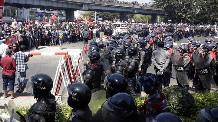 Μιανμάρ: Η αστυνομία στην πρωτεύουσα πυροβολεί στον αέρα για να διαλύσει διαδήλωση