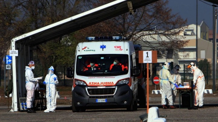 Περισσότεροι από 500.000 θάνατοι από νέο κορονοϊό στην ΕΕ, όμως, βελτίωση στις πλέον πληγείσες χώρες