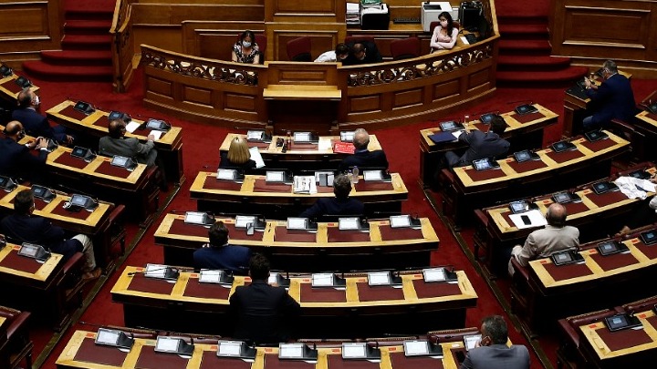 Ψηφίστηκε το νομοσχέδιο για το μισθολόγιο της ΑΑΔΕ