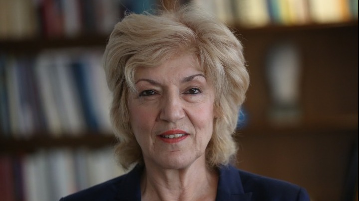 Σ. Αναγνωστοπούλου: Ερωτήσεις για τη φωτογραφία της χιονισμένης Ακρόπολης