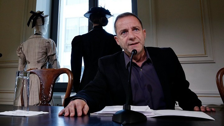 Στη ΓΑΔΑ με τον δικηγόρο του ο Δημήτρης Λιγνάδης για να ενημερωθεί αν διώκεται – Αποχώρησε αμέσως μετά