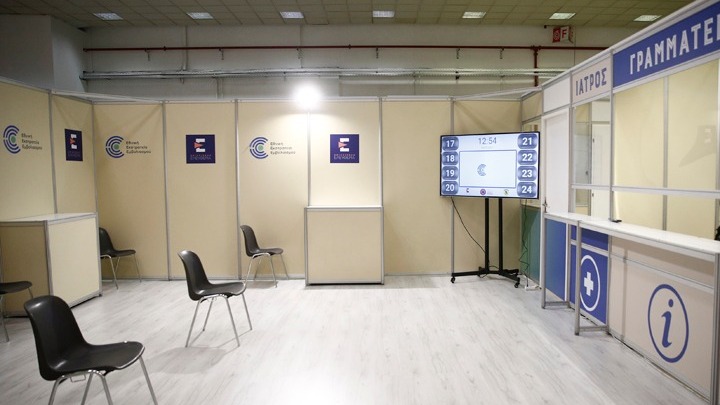 Το εμβολιαστικό κέντρο στον χώρο της ΔΕΘ επισκέφθηκε ο Ν. Χαρδαλιάς