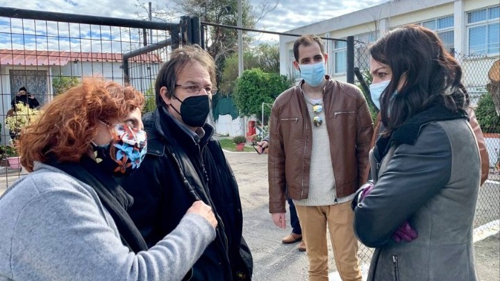 Τους δημότες της Δραπετσώνας που διαμένουν στον καταυλισμό των κοντέινερ επισκέφθηκε η Δ. Μιχαηλίδου