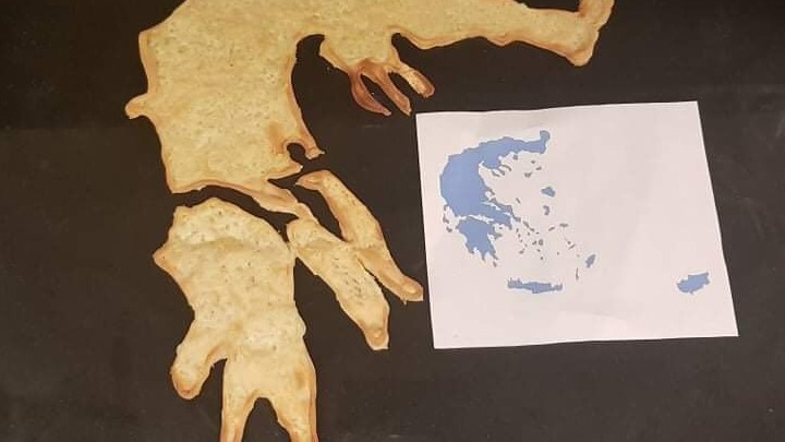 Ζωγραφίζει πάνω στο ζυμάρι της πίτσας με κασέρι και φυτικό μελάνι