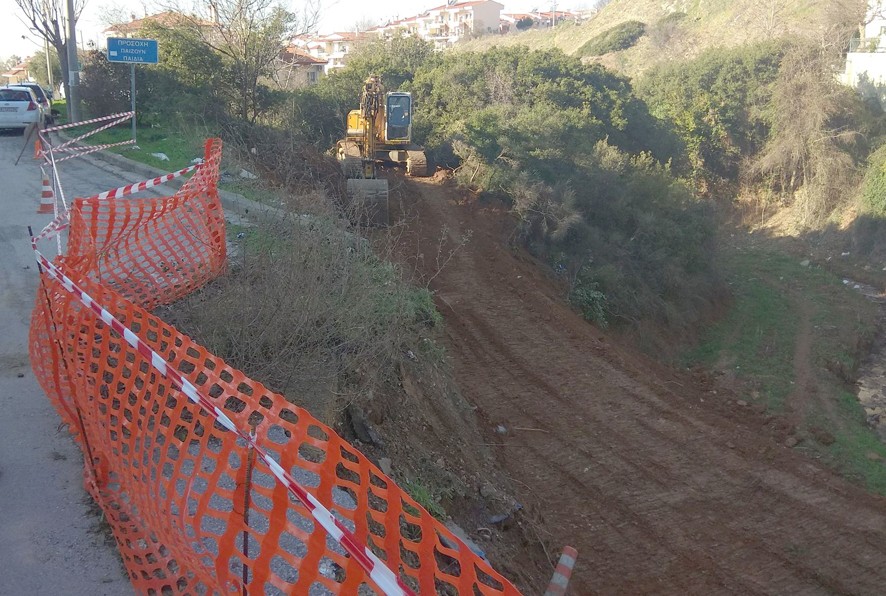 Σε εξέλιξη οι εργασίες αντιστήριξης της οδού Ανθέων στα Πεύκα