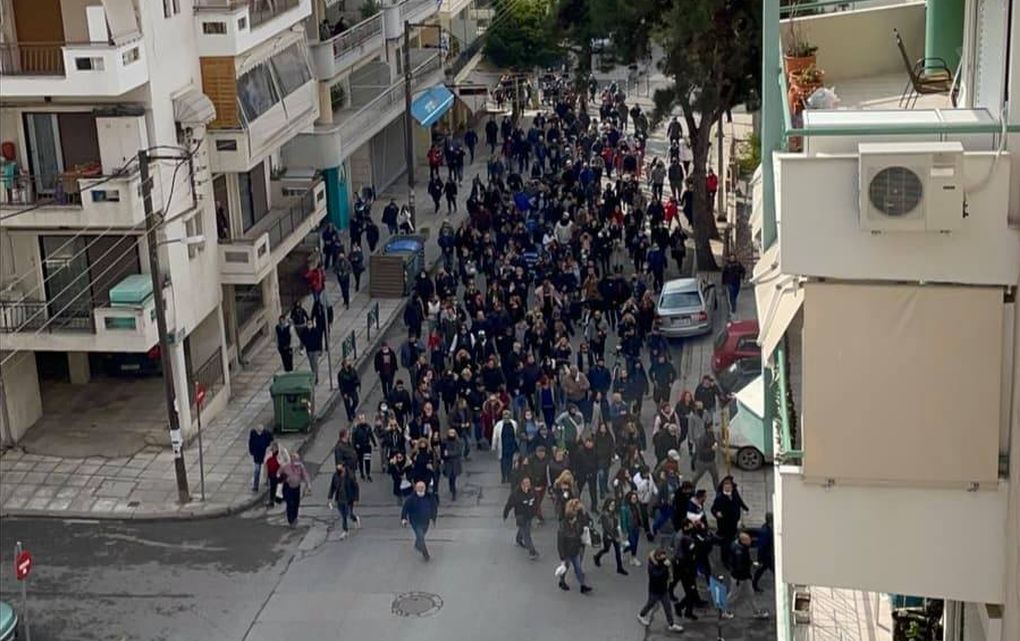 Εύοσμος: Διαμαρτυρία πολιτών για το ολικό lockdown και τη δημιουργία κέντρου μεταναστών (pics&vid)