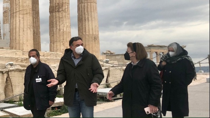 Αυτοψία της  Λ. Μενδώνη στον βράχο της Ακρόπολης ενόψει της επαναλειτουργίας των αρχαιολογικών χώρων