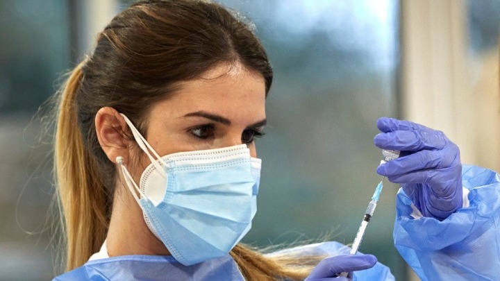 Βρετανία-Υπουργός Υγείας: «Ασφαλές το εμβόλιο της AstraZeneca»