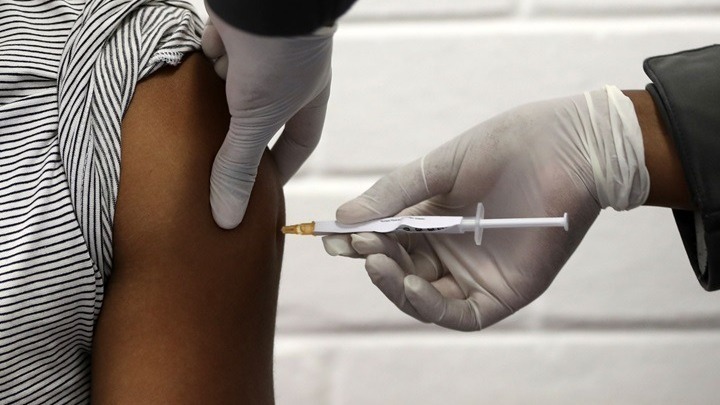 CDC: Οι πλήρως εμβολιασθέντες μπορούν να συναντηθούν με άλλους