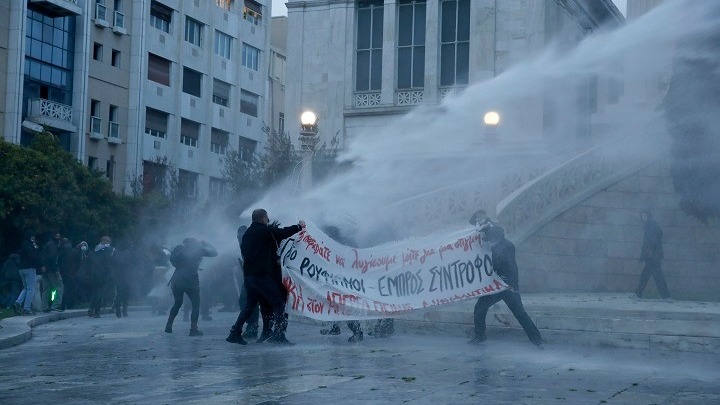 Δέκα προσαγωγές σε συγκέντρωση για τον Κουφοντίνα στο κέντρο της Αθήνας