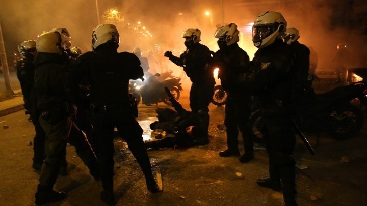 Ν. Σμύρνη: Δύο ακόμη συλλήψεις για τα επεισόδια και τον ξυλοδαρμό αστυνομικού