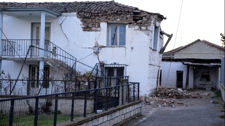 Έλεγχοι των κτιρίων για τις ζημιές από το σεισμό στην Ελασσόνα
