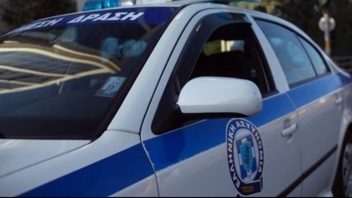 Φώναξαν συνθήματα και πέταξαν πέτρα κατά αστυνομικού τμήματος