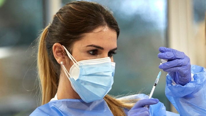 Γαλλία: Το εμβόλιο της AstraZeneca θα χρησιμοποιείται και σε άτομα άνω των 65 ετών