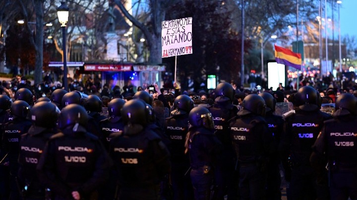 Ισπανία: Εκατοντάδες διαδηλωτές απαίτησαν να αφεθεί ελεύθερος ο ράπερ Πάμπλο Χασέλ