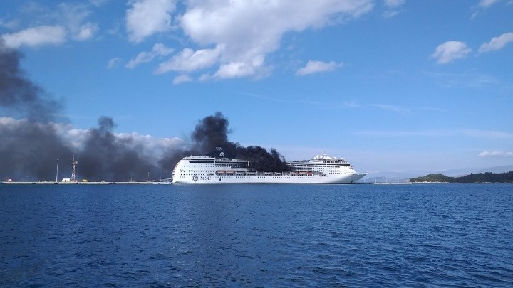 Έκτακτο: Φωτιά σε κρουαζιερόπλοιο στην Κέρκυρα (pics&vid)