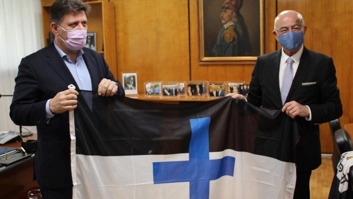 Ο Μ. Βαρβιτσιώτης δώρισε στο Πολεμικό Μουσείο αντίγραφα των ιστορικών σημαιών της οικογένειάς του