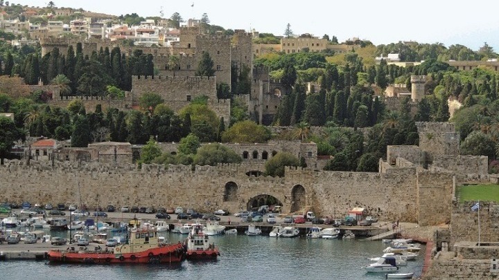 Ρόδος: Έφτασαν χθες οι πρώτοι 180 Βρετανοί τουρίστες