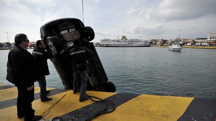 Πτώση οχήματος στο λιμάνι του Πειραιά, καλά στην υγεία τους οι δύο επιβαίνουσες