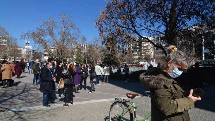 Στους δρόμους οι πολίτες της Λάρισας μετά τις συνεχιζόμενες σεισμικές δονήσεις – Επιχειρεί προληπτικά η ΕΜΑΚ στο Δαμάσι για κάθε ενδεχόμενο