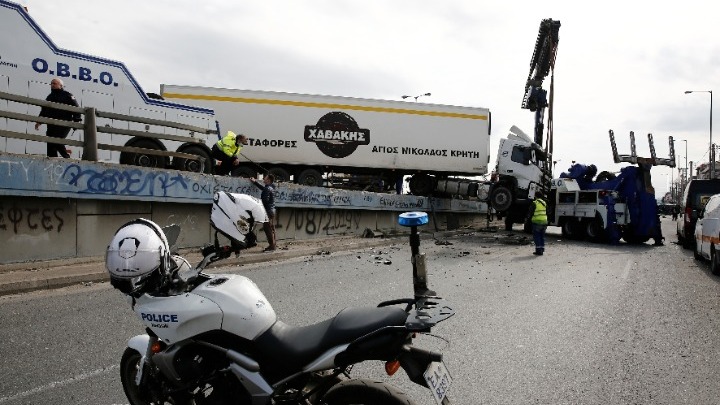 Τραυματίστηκε οδηγός νταλίκας η οποία έπεσε σε κιγκλιδώματα της λεωφόρου Κηφισού