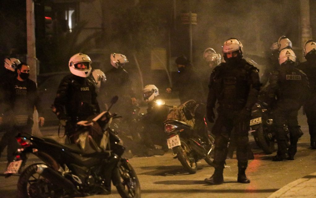 Λάρισα: Αστυνομικοί έσπασαν το χέρι σε 13χρονο μαθητή – Kαταγγελίες από γονείς, φοιτητικούς συλλόγους και μαθητές