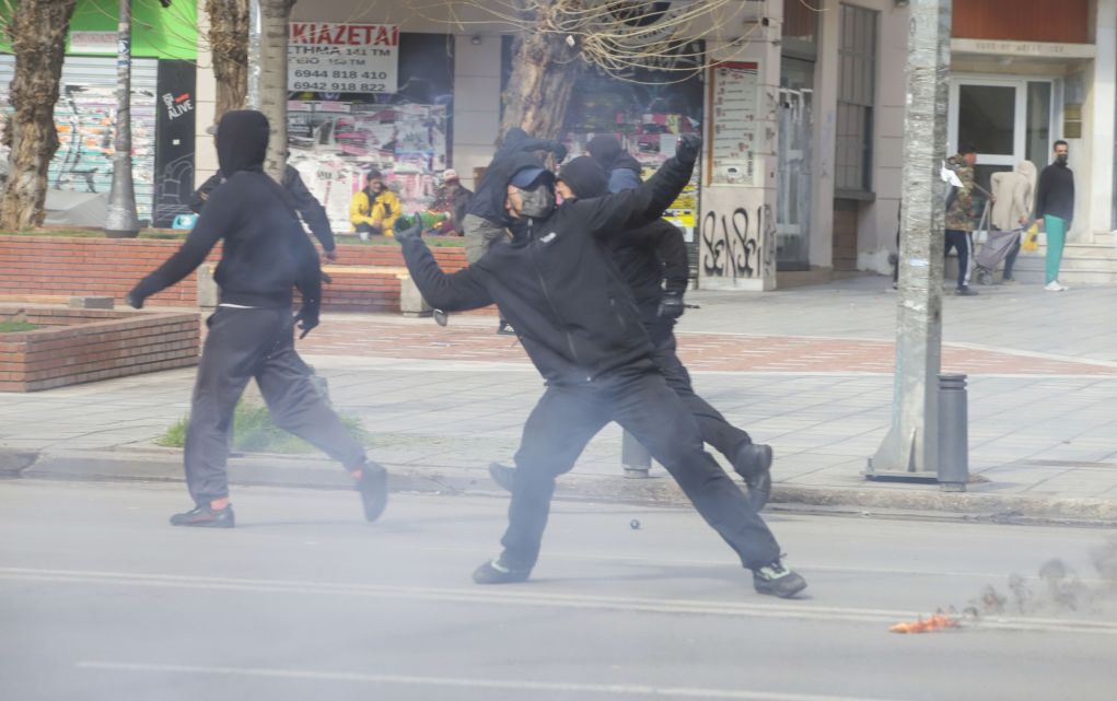 Θεσσαλονίκη: “Πόλεμος” μεταξύ διαδηλωτών και ΜΑΤ μετά τη λήξη της φοιτητικής πορείας (pics)