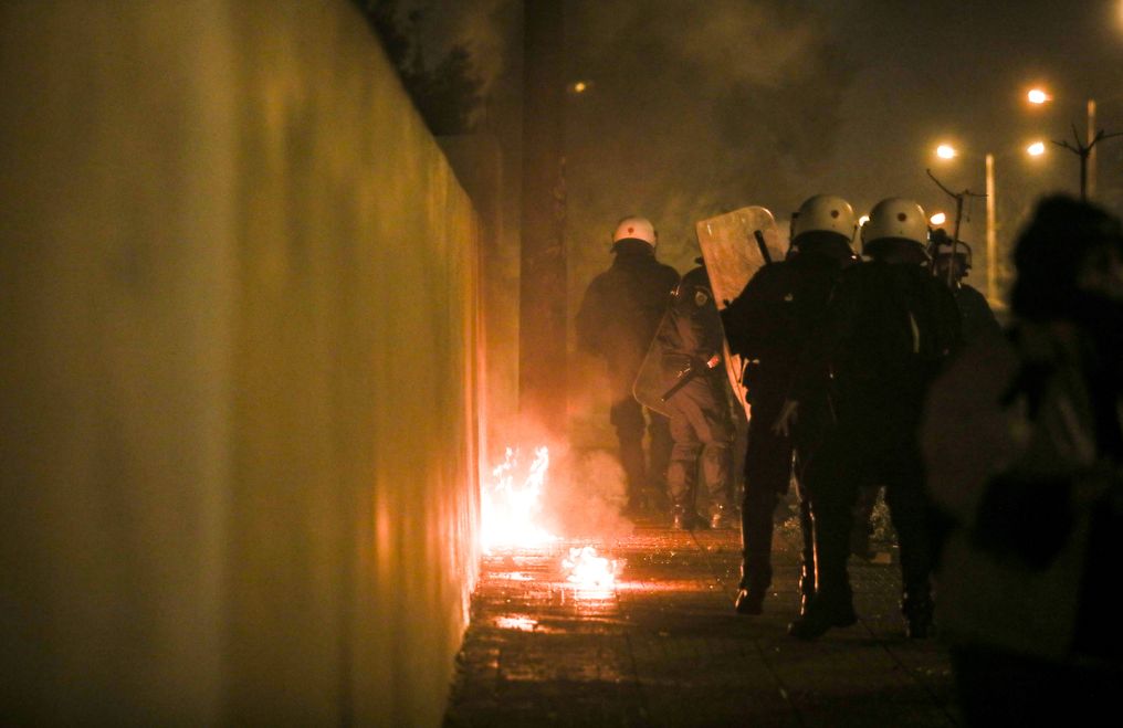 Επεισόδια στη Νέα Σμύρνη, τραυματίστηκε αστυνομικός