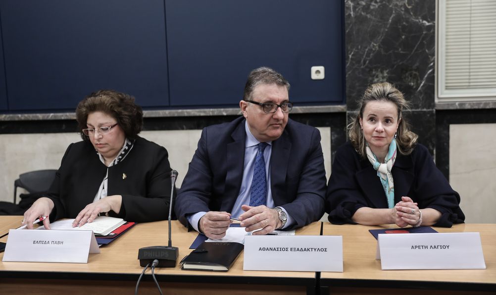 Εξαδάκτυλος: «Για τους νεκρούς της πανδημίας φταίνε οι πολίτες»