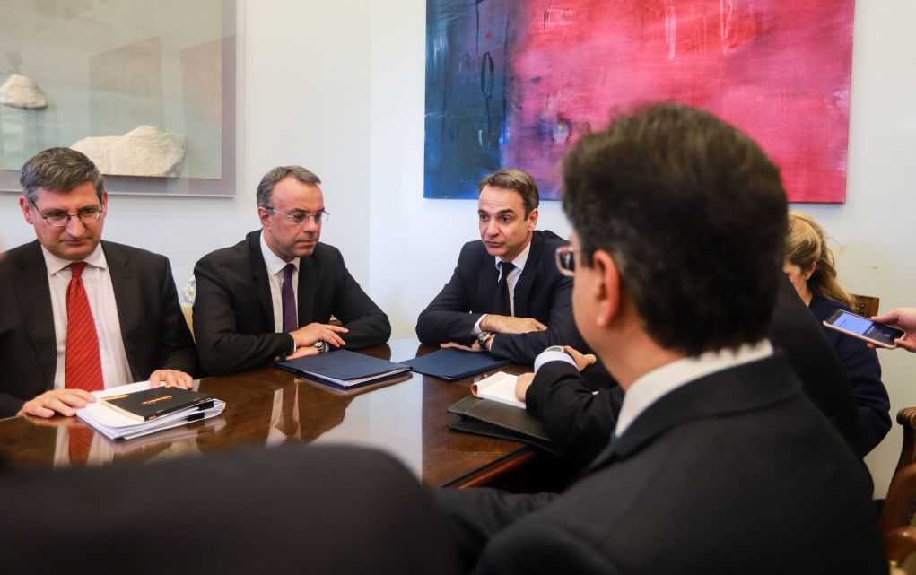 Στα τέλη Απριλίου η «αποσωλήνωση» της οικονομίας
