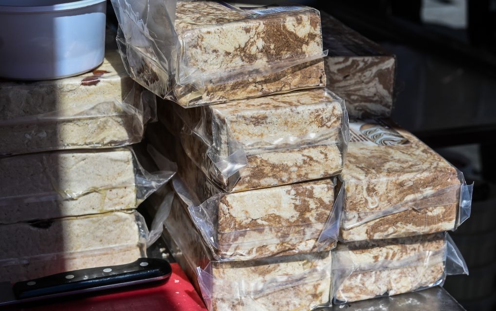 Θεσσαλονίκη: Ενόψει Καθαράς Δευτέρας χαλβάς παραδοσιακός, γκουρμέ αλλά και …ψητός σε αλουμινόχαρτο