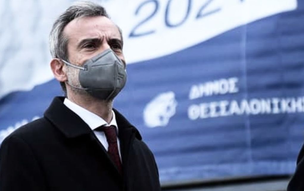 Γιγαντοπανό στο δημαρχείο Θεσσαλονίκης για τα 200 χρόνια από την Ελληνική Επανάσταση (pic)
