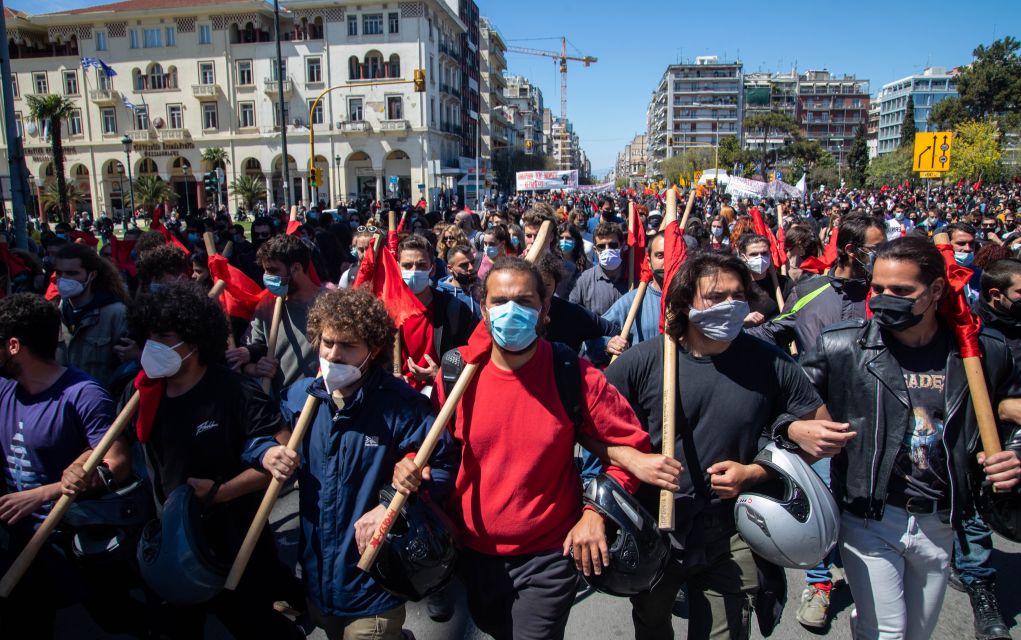 Θεσσαλονίκη: Επεισόδια στο φοιτητικό συλλαλητήριο – Συγκρούστηκαν αντιεξουασιαστές και ΜΑΤ