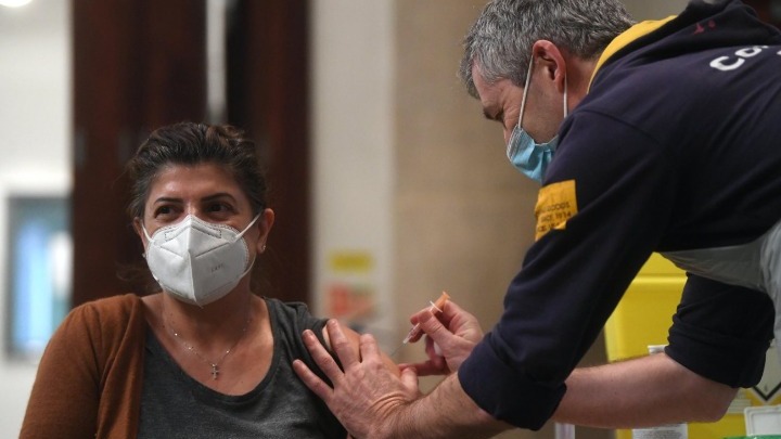 Βρετανία: Μείωση των μολύνσεων λόγω… εμβολιασμών