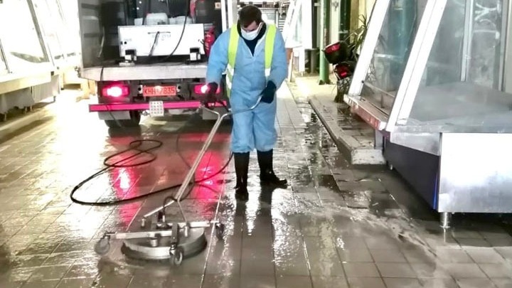 Επιχείρηση καθαριότητας στη Βαρβάκειο Αγορά από τον δήμο Αθηναίων