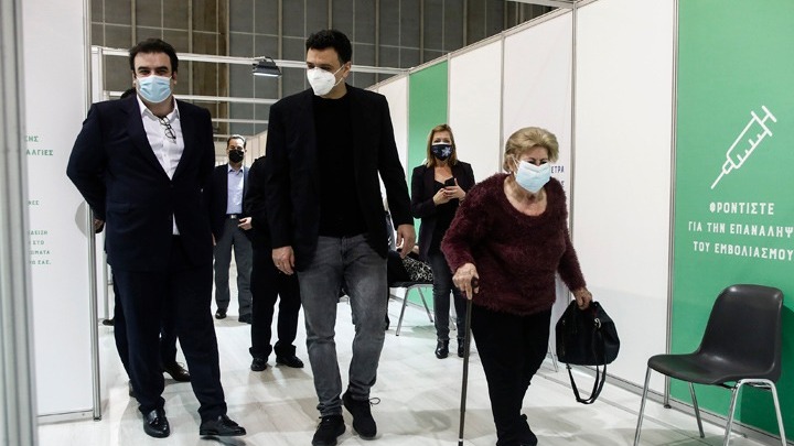 Κικίλιας – Πιερρακάκης: Επίσκεψη στο εμβολιαστικό κέντρο στο Ελληνικό