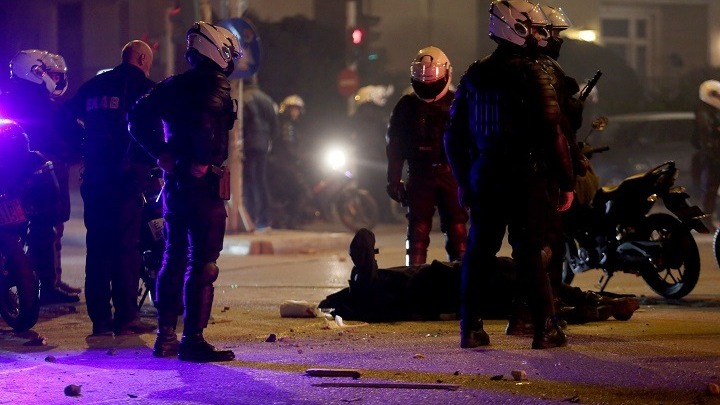 Υπόθεση επίθεσης στον αστυνομικό στη Νέα Σμύρνη: Aπέρριψε την άρση κράτησης του «Ινδιάνου» η ανακρίτρια