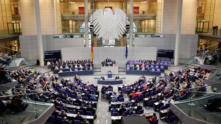 Γερμανία: Εγκρίθηκε το “φρένο έκτακτης ανάγκης” για την πανδημία