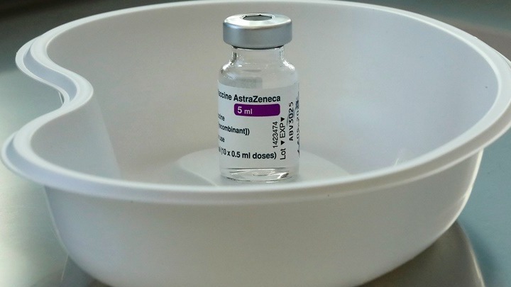 Ισπανία: Το εμβόλιο της AstraZeneca θα χορηγείται μόνο σε ανθρώπους 60-65 ετών