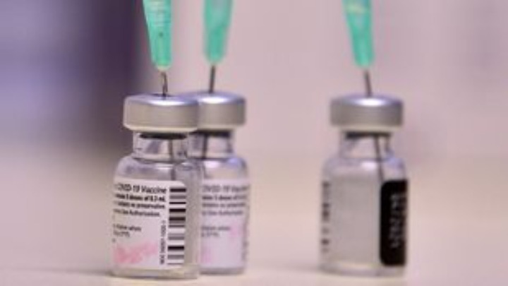 Moderna ή Pfizer: Ποιο κερδίζει στα σημεία