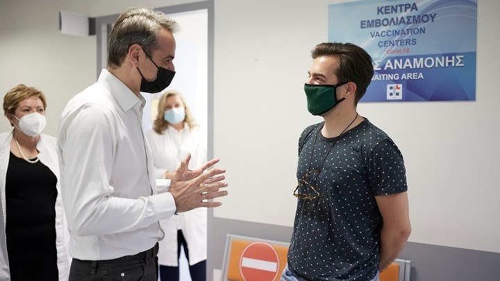 Μητσοτάκης στο Κέντρο Υγείας Ραφήνας: “Η νεολαία δείχνει το δρόμο για τον εμβολιασμό”