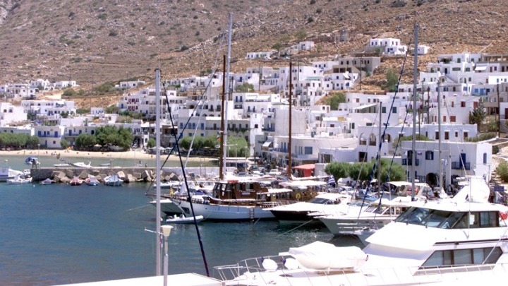 Αφιέρωμα RAI: «Η Ελλάδα θέλει να ξαναρχίσει να τρέχει, δε χάνουν λεπτό στα εμβολιαστικά κέντρα στις Κυκλάδες»