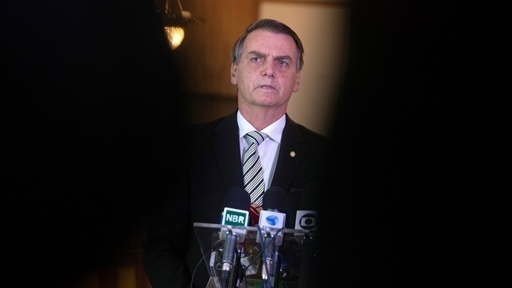 Μπολσονάρου: «Ο στρατός θα ακολουθήσει τις εντολές να βγει στους δρόμους»