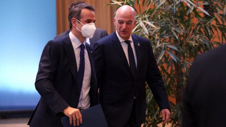 Συνάντηση Μητσοτάκη – Δένδια στο Μαξίμου: Ικανοποίηση πρωθυπουργού για τους χειρισμούς του ΥΠΕΞ στην Άγκυρα