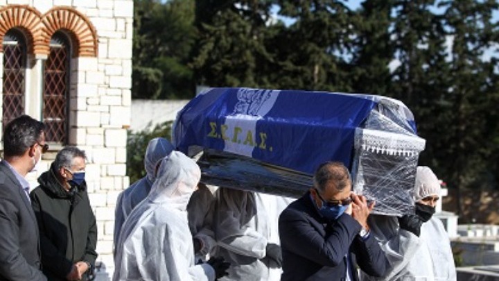 Σκεπασμένος με τη σημαία του ΣΕΓΑΣ ο Βασίλης Σεβαστής στο τελευταίο “αντίο”