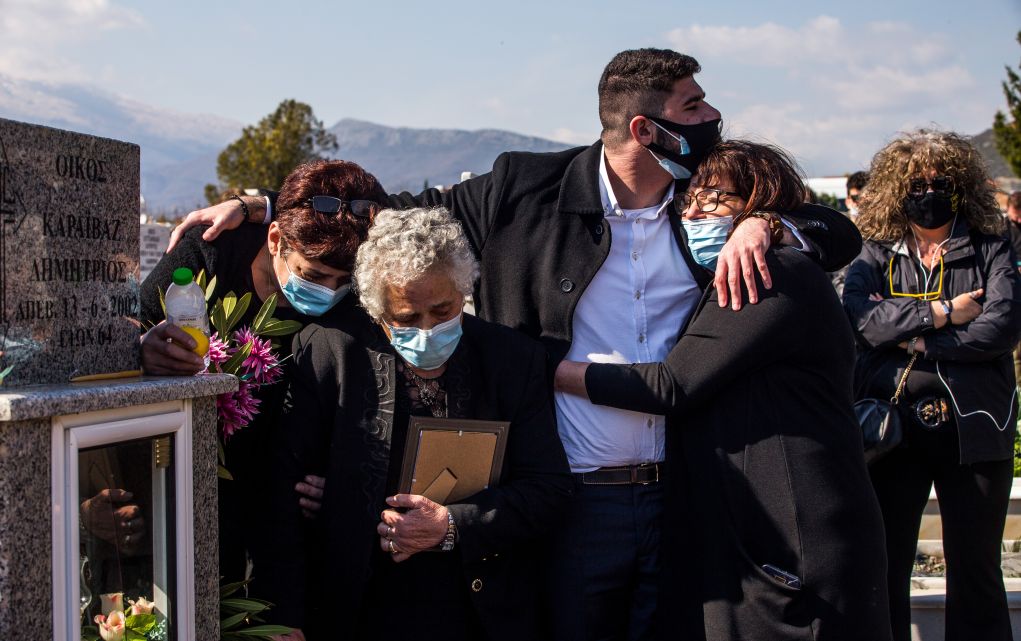 Κηδεία Γιώργου Καραϊβάζ: “Ράγισαν καρδιές” στην Καλλίφυτο Δράμας για το τελευταίο αντίο (pics)